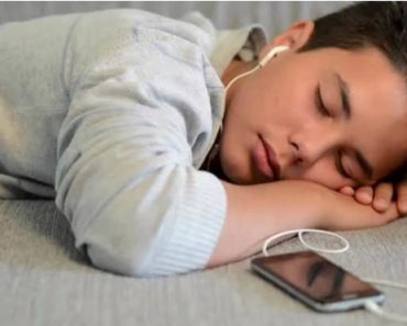 5 Reasons Your Cellphone Should Not Be Close to Your Bed while Sleeping