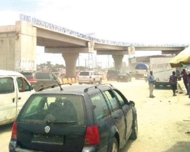 JUST IN: Gridlock as miscreants overrun abandoned Lagos bridge, road