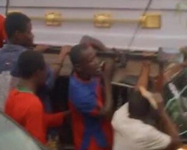 Abia LP Supporters Carry Coffin, Say PDP Died On 18 March, Buried On 22nd March