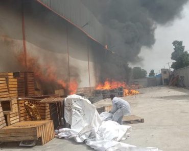 JUST IN: PHOTOS: Fire Outbreak Reported At Popular Lagos Warehouse