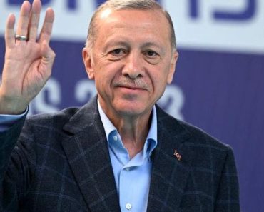 EXCLUSIVE: Erdogan distributes money inside polling station