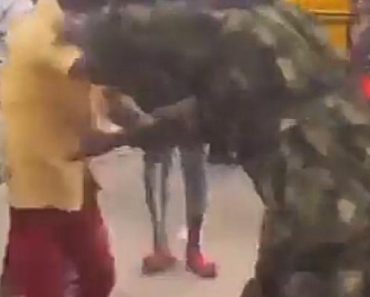 How LASTMA official engages army officer in hot fight on Lagos road (Video)