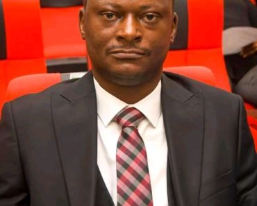 JUST IN: Civil servants boo sacked Ondo Commissioner, Charles Titiloye